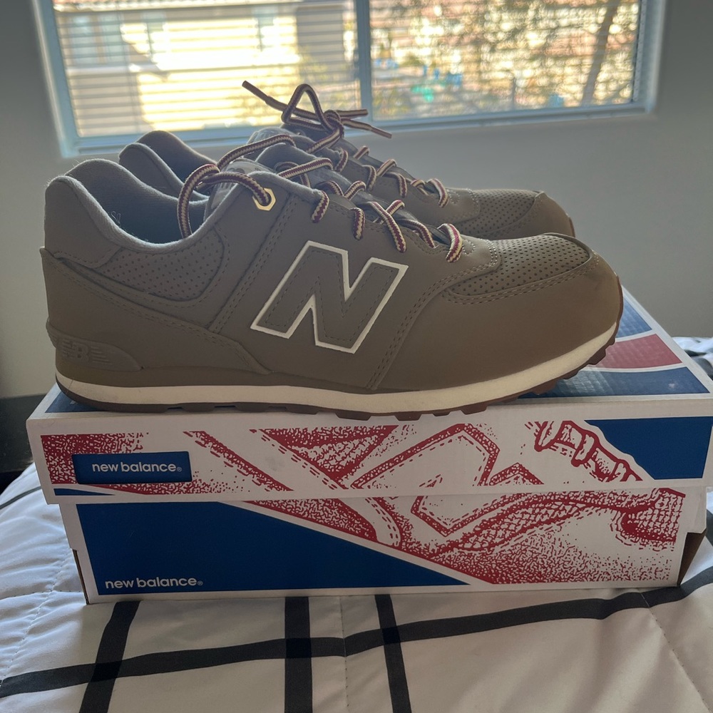 New Balance 574 children’s size 7 women’s size 8.5-9